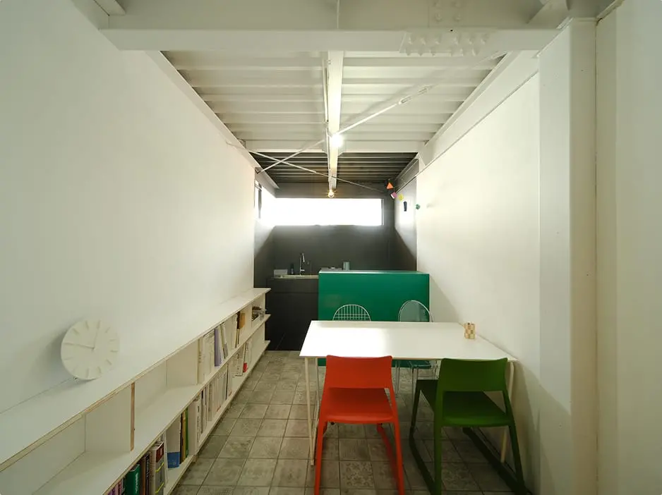 夜間、窓から暖かな光が漏れる美しい外観の建物