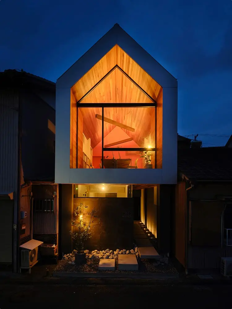 白壁とカラフルな椅子が並ぶシンプルで明るいワークスペース