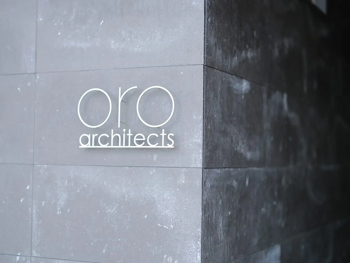 コンクリート壁にoro architectsのロゴがある写真