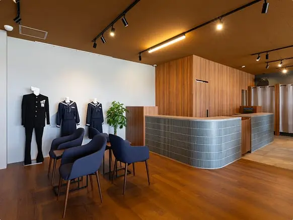 モダンなカウンターとスツールが配置された店舗内装