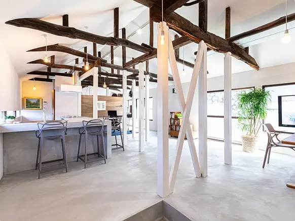 オープンキッチンとカウンター席のあるカフェ店舗内装