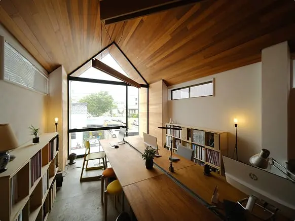 木材を活用した温かみのあるオフィス空間