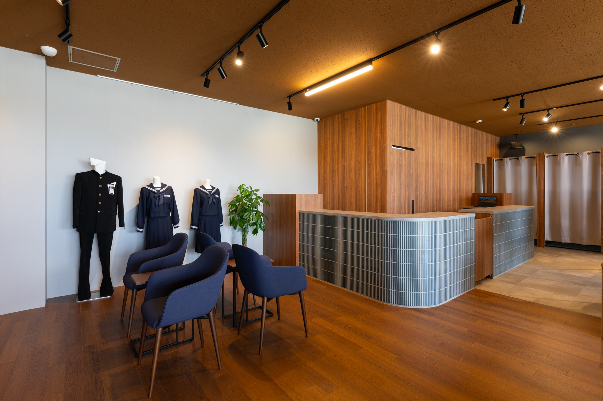 制服店の店舗改装ビフォーアフター｜お店のデザイン画像