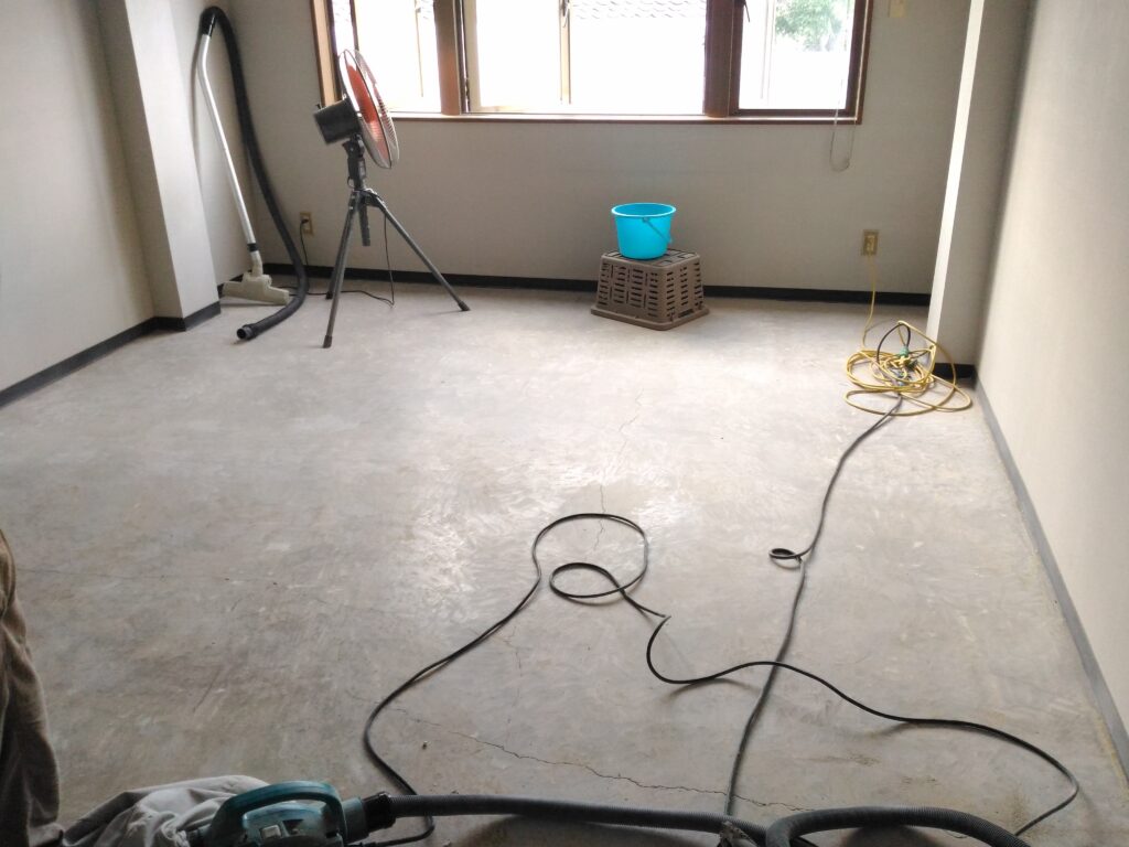 店舗の改装｜オフィスリノベの床解体工事画像